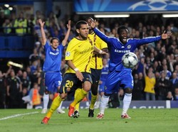 Ruang Ganti Chelsea Usai Disingkirkan Barca: Botol Melayang, Meja Remuk