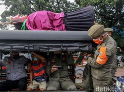 35 Ondel-ondel hingga Manusia Silver Terjaring Razia Dibawa ke GOR Ciracas