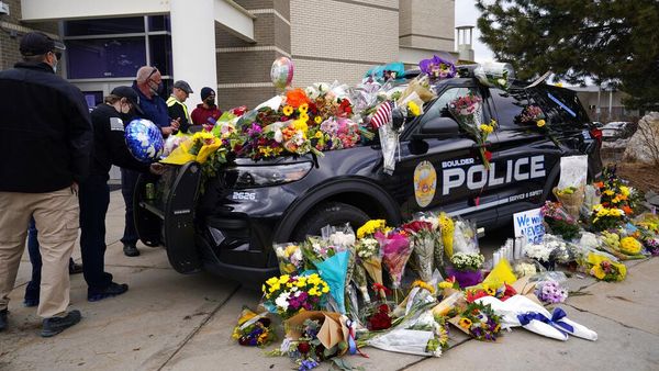 Duka Warga Untuk Korban Penembakan Brutal di Colorado