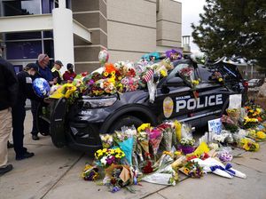 Duka Warga Untuk Korban Penembakan Brutal di Colorado