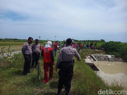 Mayat Pria Bugil Misterius Ditemukan Mengapung di Embung Rembang