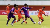 Persita bukannya tanpa tekanan. Di menit ke-14, Chandra Waskito punya kans membobol gawang Persiraja, namun sontekannya di mulut gawang bisa dimentahkan Rahmad Priadi.