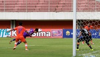 Di menit-menit akhir, gantian Persiraja menekan. Miftahul Hamdi punya kans mencetak gol di masa injury time. Sepakanya dari jarak dekat, usai memenangi duel dengan bek Persita, malah melenceng ke sisi kanan gawang.