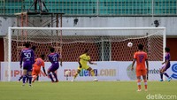 Di menit ke-73, sepakan Ade Jantra juga nyaris bikin gol. Menerima umpan Sirvi, upaya Ade masih bisa digagalkan Fakhrurrazi.