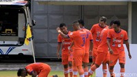 Tampak sejumlah pemain Persiraja Banda Aceh melakukan selebrasi usai berhasil membobol gawang Persita Tangerang. Kiper Persiraja Banda Aceh Fahrurrazi bersujud usai timnya berhasil membobol gawang Persita Tangerang.