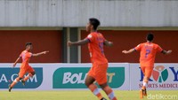 Persiraja bermain menekan sejak awal. Peluang didapat sejak menit pertama, ketika upaya Assanur Rijal memaksa Annas Fitranto langsung bekerja keras mengamankan bola.