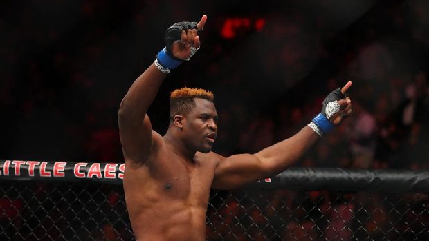 7DETROIT, MI - DECEMBER 02: Francis Ngannou of France celebrates his victory over Alistair Overeem of the Netherlands during UFC 218 at Little Ceasars Arena on December 2, 2018 in Detroit, Michigan. Gregory Shamus/Getty Images/AFP (Photo by Gregory Shamus / GETTY IMAGES NORTH AMERICA / Getty Images via AFP)