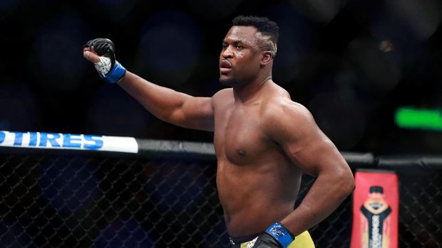BOSTON, MA - JANUARY 20: Francis Ngannou enters the octagon for his fight against Stipe Miocic in their Heavyweight Championship fight during UFC 220 at TD Garden on January 20, 2018 in Boston, Massachusetts.   Mike Lawrie/Getty Images/AFP (Photo by Mike Lawrie / GETTY IMAGES NORTH AMERICA / Getty Images via AFP)