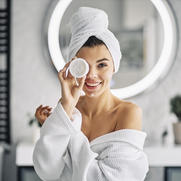 Jika kulit sangat kering, pilihlah pelembap yang mengandung hyaluronic acid karena ini sebagai pelembap di lapisan terluar kulit yang dikenal karena sifat pengikat kelembapannya.
