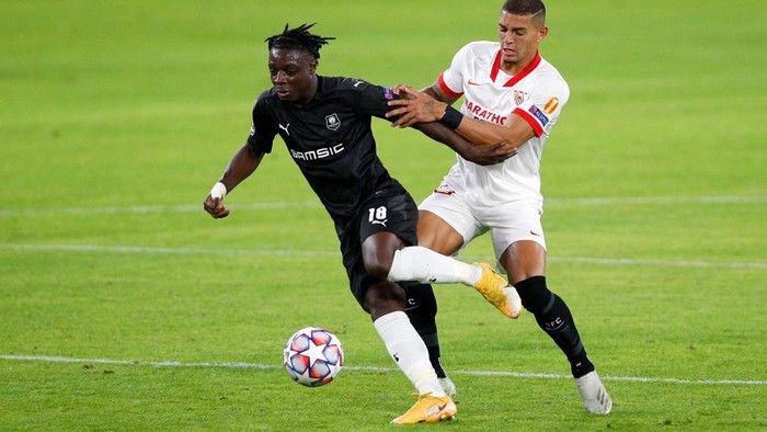 SEVILLE, SPAIN - OCTOBER 28: Jeremy Doku of Stade Rennais and Diego Carlos of Sevilla FC battle for the ball  during the UEFA Champions League Group E stage match between FC Sevilla and Stade Rennais at Estadio Ramon Sanchez Pizjuan on October 28, 2020 in Seville, Spain. Sporting stadiums around Spain remain under strict restrictions due to the Coronavirus Pandemic as Government social distancing laws prohibit fans inside venues resulting in games being played behind closed doors. (Photo by Fran Santiago/Getty Images)