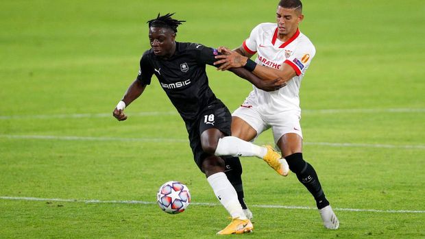 SEVILLE, SPAIN - OCTOBER 28: Jeremy Doku of Stade Rennais and Diego Carlos of Sevilla FC battle for the ball  during the UEFA Champions League Group E stage match between FC Sevilla and Stade Rennais at Estadio Ramon Sanchez Pizjuan on October 28, 2020 in Seville, Spain. Sporting stadiums around Spain remain under strict restrictions due to the Coronavirus Pandemic as Government social distancing laws prohibit fans inside venues resulting in games being played behind closed doors. (Photo by Fran Santiago/Getty Images)