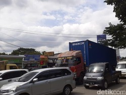 Truk-truk Besar Terus Lewati Jl Raya Legok Tangerang, Lalin Macet