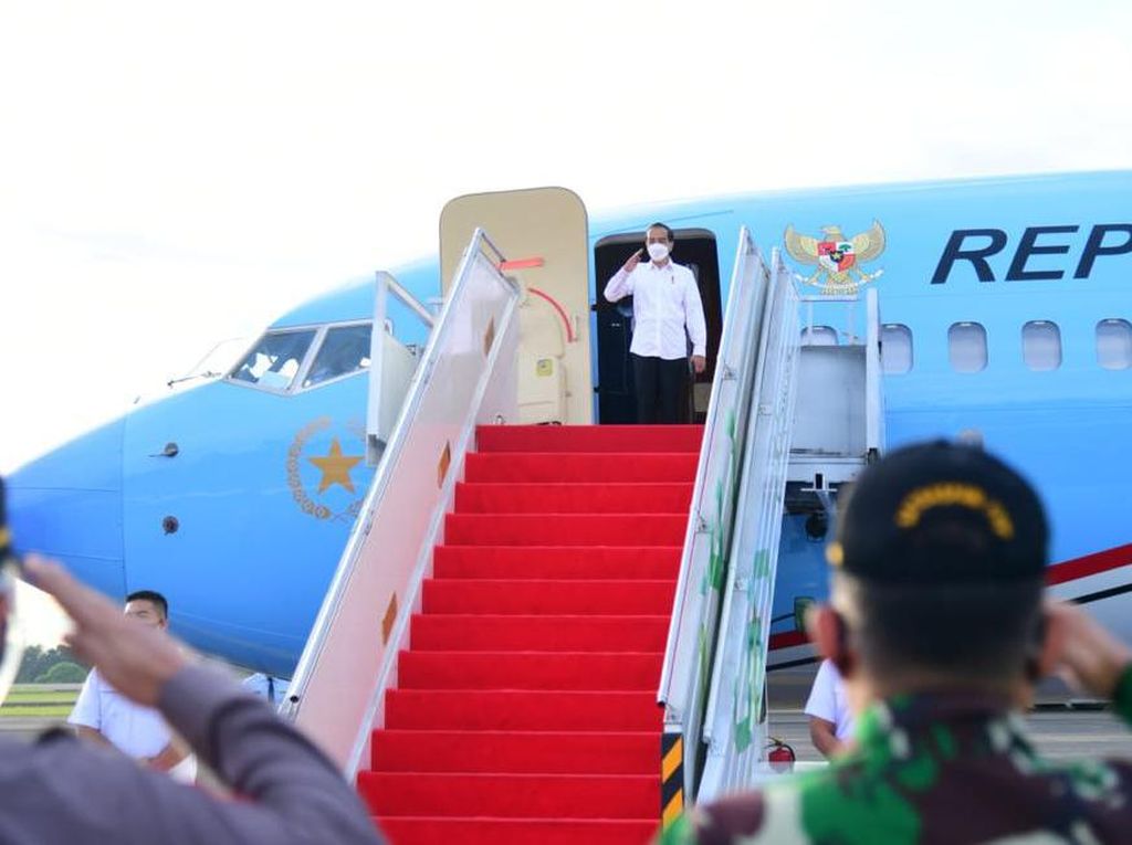 Bertolak ke Malut, Jokowi Akan Resmikan Terminal Bandara Kuabang-Tinjau Vaksinasi Bertolak ke Malut, Jokowi Akan Resmikan Terminal Bandara Kuabang-Tinjau Vaksinasi