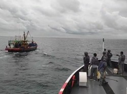 Bakamla Tangkap Basah 2 Kapal Berbendera Malaysia Curi Ikan di Laut RI