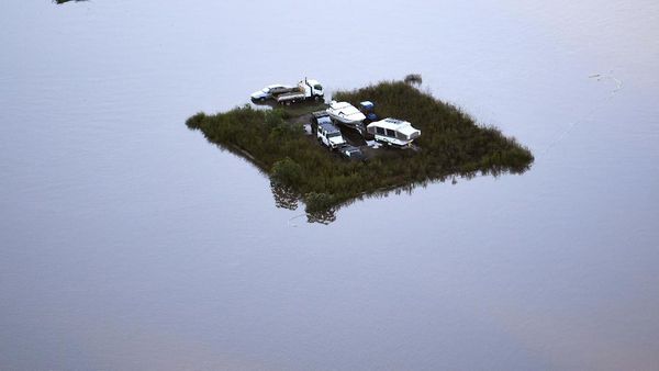 Kasihan! Mobil-mobil Ini Terkepung Banjir