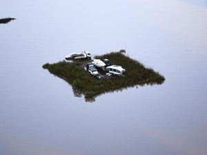 Kasihan! Mobil-mobil Ini Terkepung Banjir Kasihan! Mobil-mobil Ini Terkepung Banjir