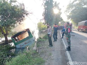 Bus Antarkota Tabrak Truk Lalu Masuk Parit dan Terbakar di Lamongan