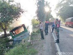 Bus Antarkota Tabrak Truk Lalu Masuk Parit dan Terbakar di Lamongan
