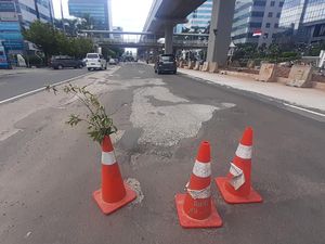 Rawan Kecelakaan, Jl HR Rasuna Said yang Rusak Dipasangi Kerucut Rawan Kecelakaan, Jl HR Rasuna Said yang Rusak Dipasangi Kerucut