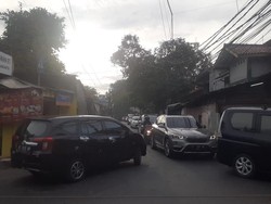 Melihat Arus Lalu Lintas yang Membuat Jl Moh Kahfi I Macet