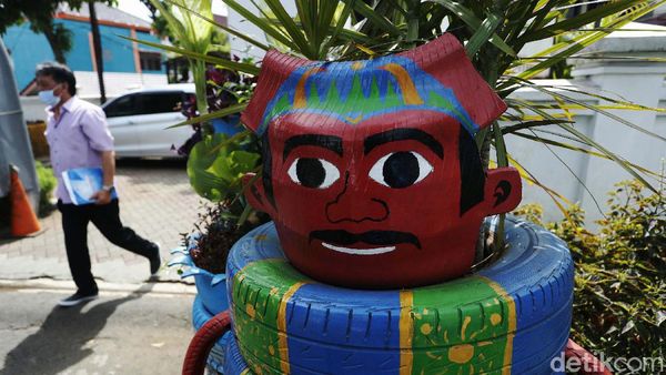 Kreatif, Ban Bekas Disulap jadi Berbagai Hiasan di Halim