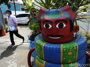 Kreatif, Ban Bekas Disulap jadi Berbagai Hiasan di Halim