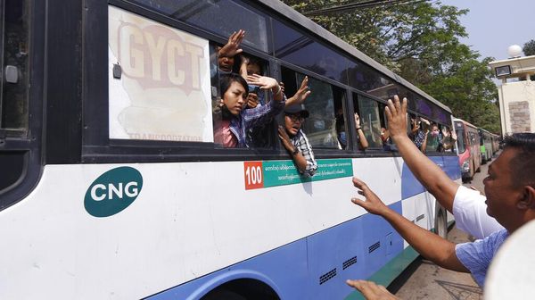 Lambaian Tangan Demonstran Antikudeta Myanmar Usai Bebas dari Penjara