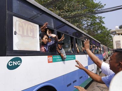 Lambaian Tangan Demonstran Antikudeta Myanmar Usai Bebas dari Penjara
