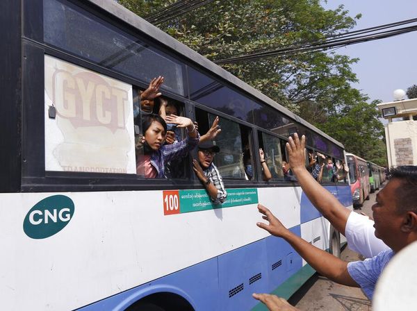 Lambaian Tangan Demonstran Antikudeta Myanmar Usai Bebas dari Penjara
