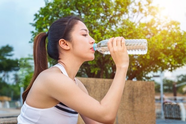 Pastikan kamu mengonsumsi delapan gelas air per hari. Percayalah, ini sangat penting! Sebuah studi tahun 2008 menemukan korelasi yang kuat antara minum lebih banyak air dan menurunkan berat badan.