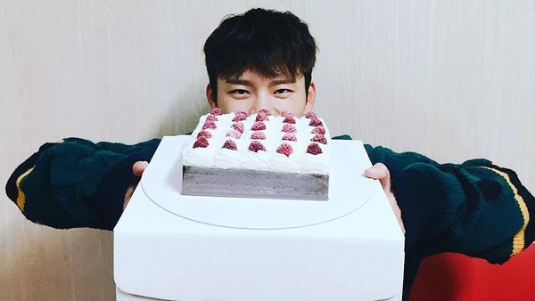 Manisnya Seo In Guk Saat Masak Steak hingga Pamer Cake