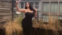 7 Foto Wanita yang Beralih Jadi Model Seksi untuk Biayai Anak Kuliah