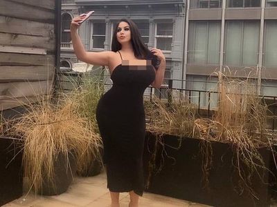 7 Foto Wanita yang Beralih Jadi Model Seksi untuk Biayai Anak Kuliah