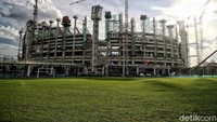 Menurut Manajer Komunikasi PT Jakpro Arnold Kindangen, JIS merupakan stadion pertama yang menggunakan rumput hybrid turf. Rumput hibrida merupakan perpaduan lima persen rumput sintesis yang diimpor dari Italia dan 95 persen rumput natural jenis rumput Zoysia Matrella.