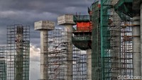 Stadion bertaraf internasional ini dirancang dengan membuat tiga tingkatan tribun, yaitu lower tribun, middle tribun dan uppper tribun.  Di stadion ini ,lahan parkir di area utama mampu menampung 800 mobil di parkir VIP dan VVIP yang diperuntukan untuk para pemain sepakbola dan 100 bus.
