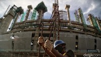 Sejumlah pekerja mengerjakan proyek pembangunan Jakarta International Stadium (JIS) di kawasan Papanggo, Jakarta Utara, Selasa (24/3).