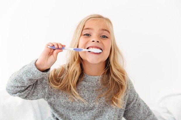 Ini mungkin terdengar tidak perlu dipikirkan, tetapi menyikat dan membersihkan gigi adalah hal terpenting yang dapat dilakukan untuk meningkatkan kesehatan gigi kamu secara keseluruhan.