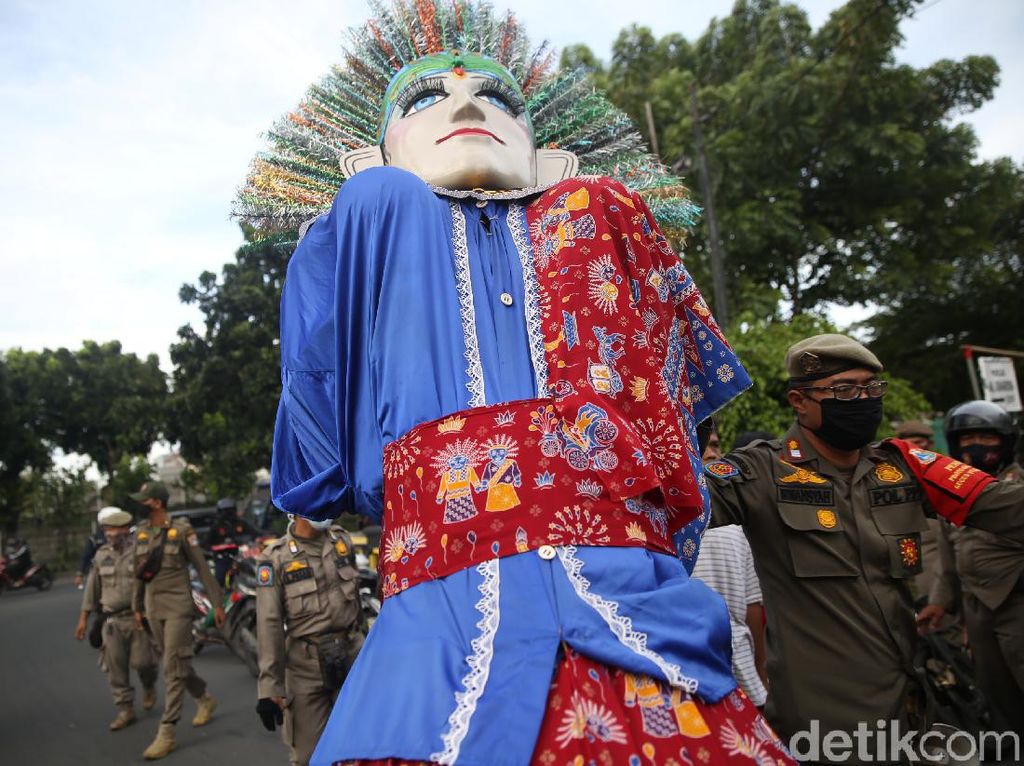 132 Ondel-ondel dan Manusia Silver Terjaring Razia di Jakbar, Dibawa ke Dinsos 132 Ondel-ondel dan Manusia Silver Terjaring Razia di Jakbar, Dibawa ke Dinsos