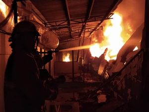 Pabrik Cat di Cikupa Tangerang Terbakar, Terdengar Suara Ledakan Pabrik Cat di Cikupa Tangerang Terbakar, Terdengar Suara Ledakan