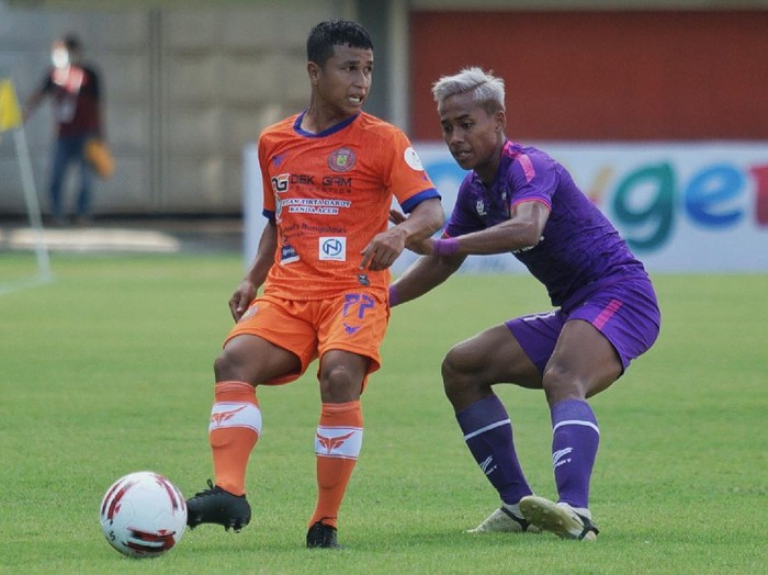 Pesepak bola Persita Tangerang Muhammad Toha (kanan) berebut bola dengan pesepak bola Persiraja Banda Aceh Defri Riski (kiri) saat pertandingan Piala Menpora di Stadion Maguwoharjo, Sleman, D.I Yogyakarta, Rabu (24/3/2021). ANTARA FOTO/Andreas Fitri Atmoko/aww.