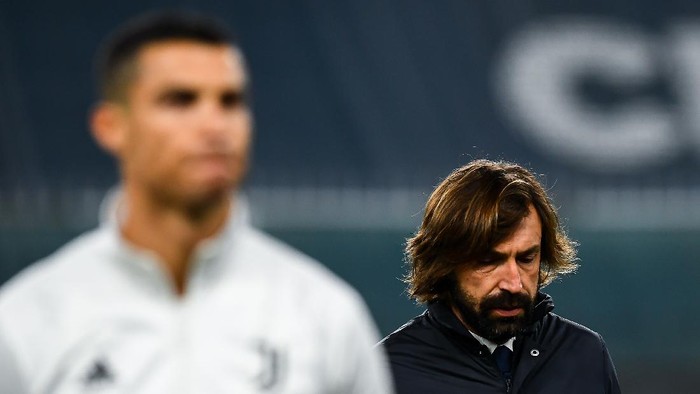 GENOA, ITALY - DECEMBER 13: Andrea Pirlo coach of Juventus (R) walks past Cristiano Ronaldo of Juventus before the Serie A match between Genoa CFC and Juventus Fc at Stadio Luigi Ferraris on December 13, 2020 in Genoa, Italy. (Photo by Paolo Rattini/Getty Images)
