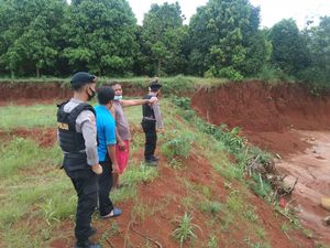 Pembobolan 3 Rumah di Bojong Gede, Anjing Pelacak Telusuri Jejak Pelaku Pembobolan 3 Rumah di Bojong Gede, Anjing Pelacak Telusuri Jejak Pelaku