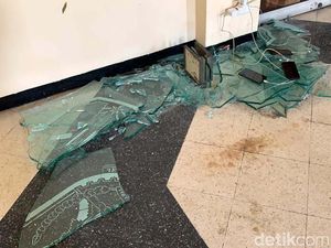 Cara Aman Bersihkan Pecahan Kaca di Rumah Cara Aman Bersihkan Pecahan Kaca di Rumah