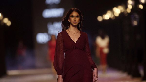 Digelar Saat Pandemi, Uniknya Fashion Show Drive-in di Pekan Mode India 2021
