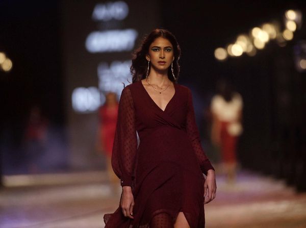 Digelar Saat Pandemi, Uniknya Fashion Show Drive-in di Pekan Mode India 2021