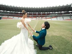 Gaya Aurel Hermansyah dan Atta Halilintar Pakai Baju Pengantin di GBK