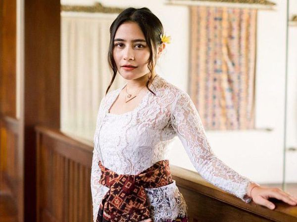 7 Pesona Prilly Latuconsina Cantik Berbalut Kebaya Bali, Bikin Netizen Terpana