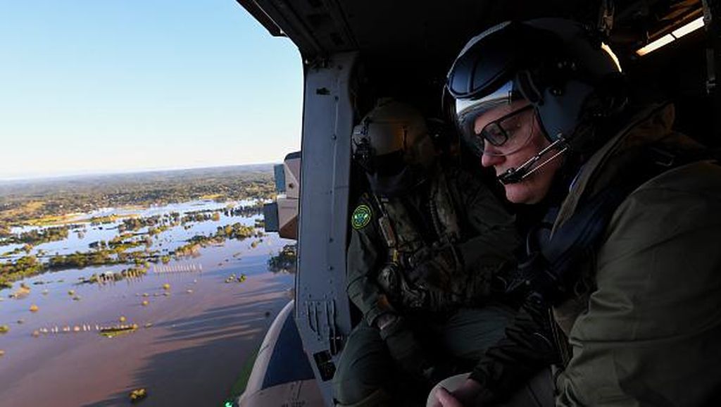 Raut Sedih PM Australia Pantau Banjir dari Udara