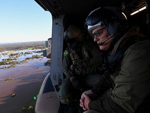 Raut Sedih PM Australia Pantau Banjir dari Udara Raut Sedih PM Australia Pantau Banjir dari Udara