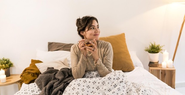 Kamu bisa menyeduh teh chamomile setengah jam atau satu jam sebelum waktu tidur untuk memberikan isyarat kepada tubuh dan pikiran kamu bahwa sudah waktunya untuk bersantai.